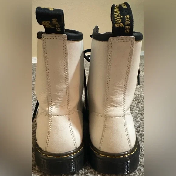 DR. MARTENS Zavala Combat
Boot in White Leather Size 7 - Unisex - Picture 3 of 6